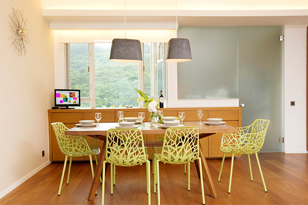 3-cadeiras-verdes-mesa-madeira