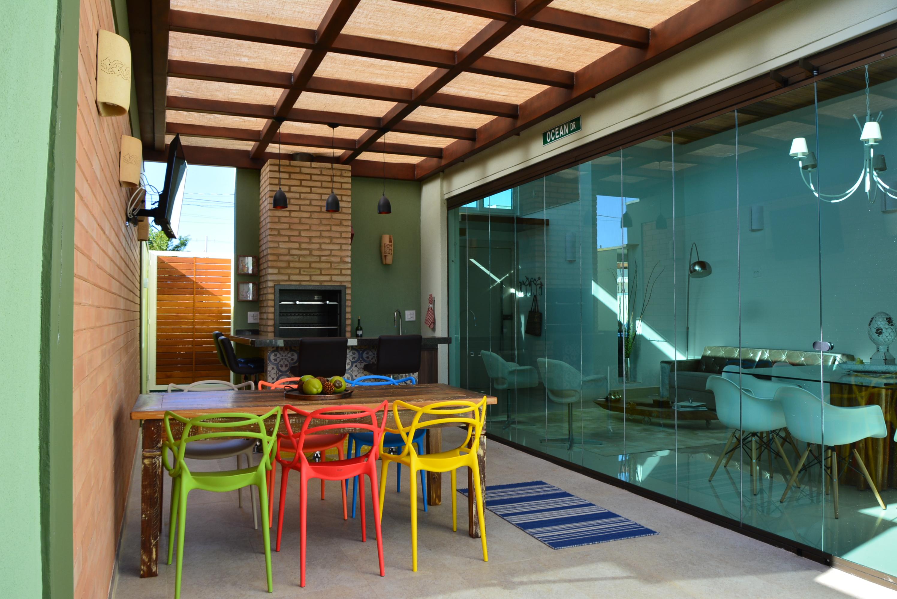 projeto-design-interiores-varanda-gourmet-pergolado-metalico-vidro-verde